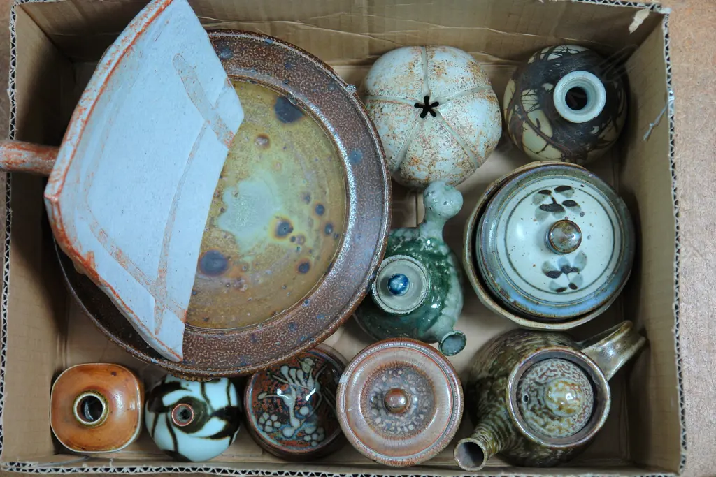 A collection of 132 various N.Z. pottery pieces Image 1++