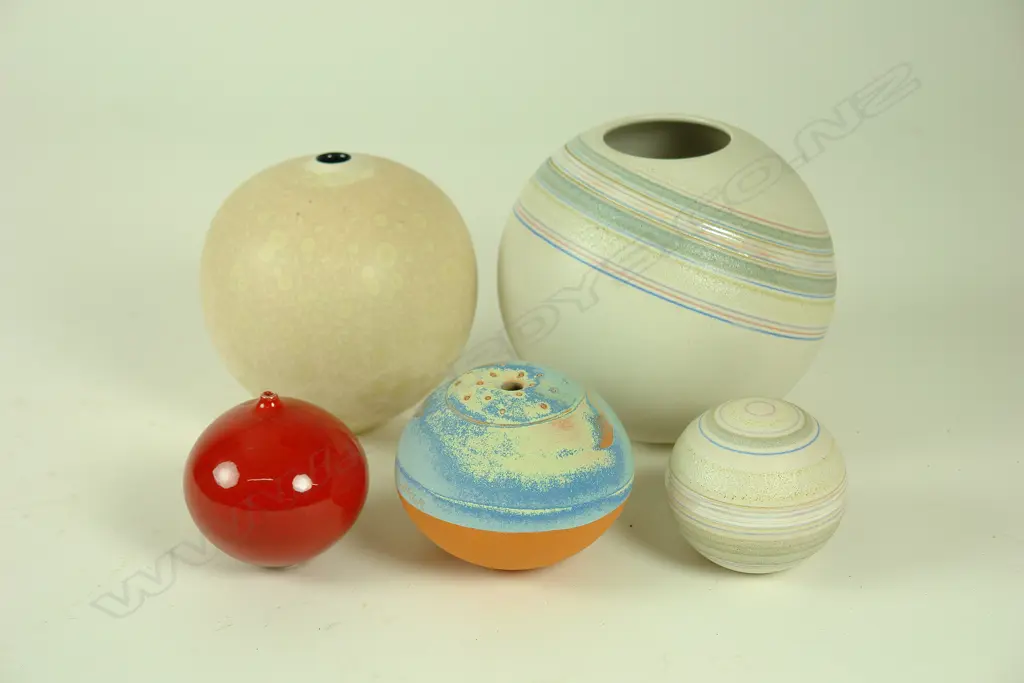Five N.Z. Studio Pottery orb form pieces Image 1++