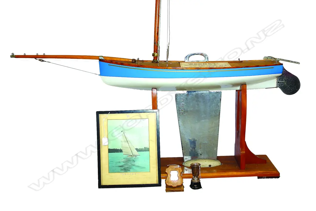 A c.1940 scratch built model racing yacht 'Secret' Image 1++
