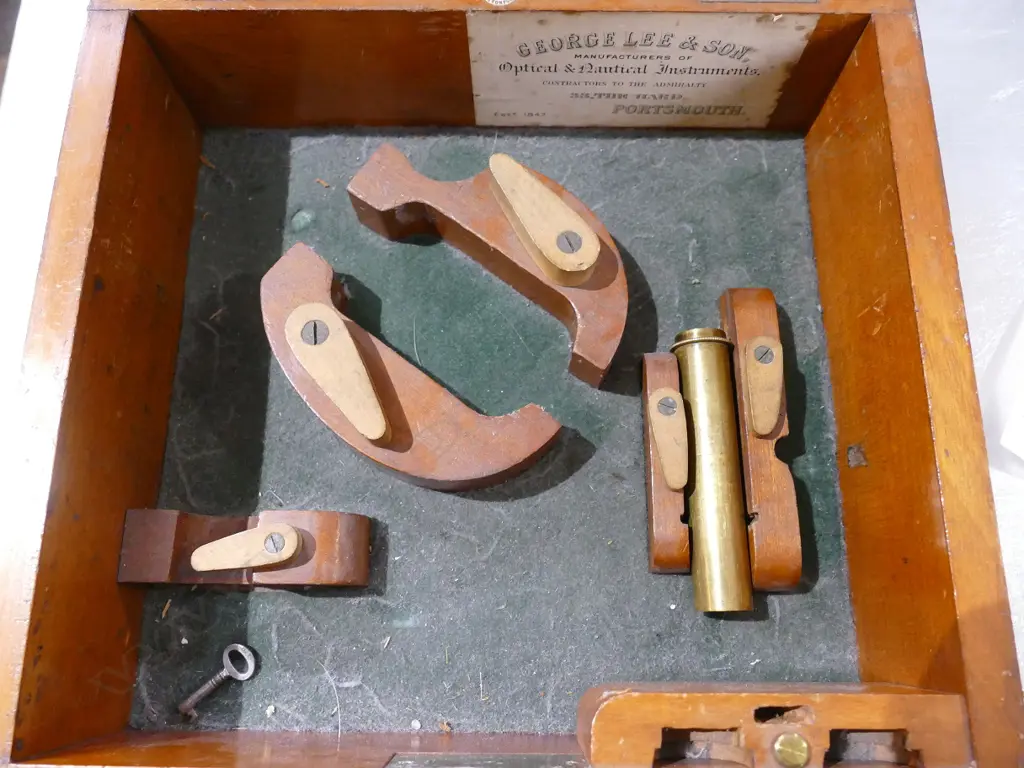 A cased sextant by J. Coombes Image 1++