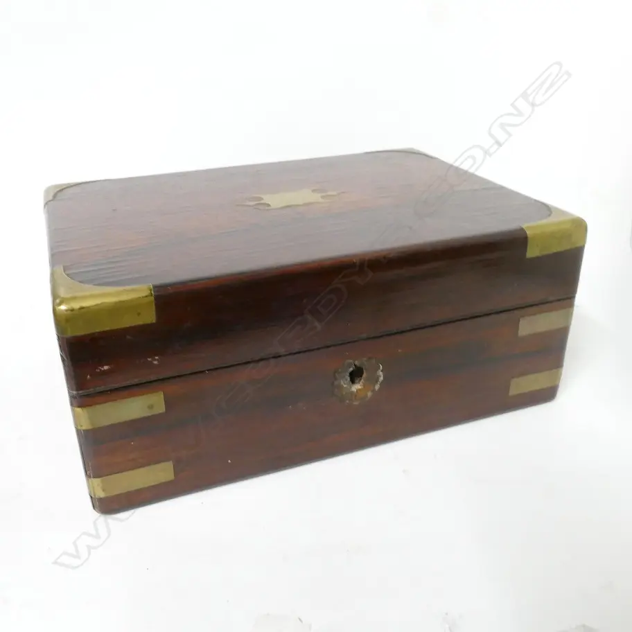 A Victorian rosewood dressing case Image 1++