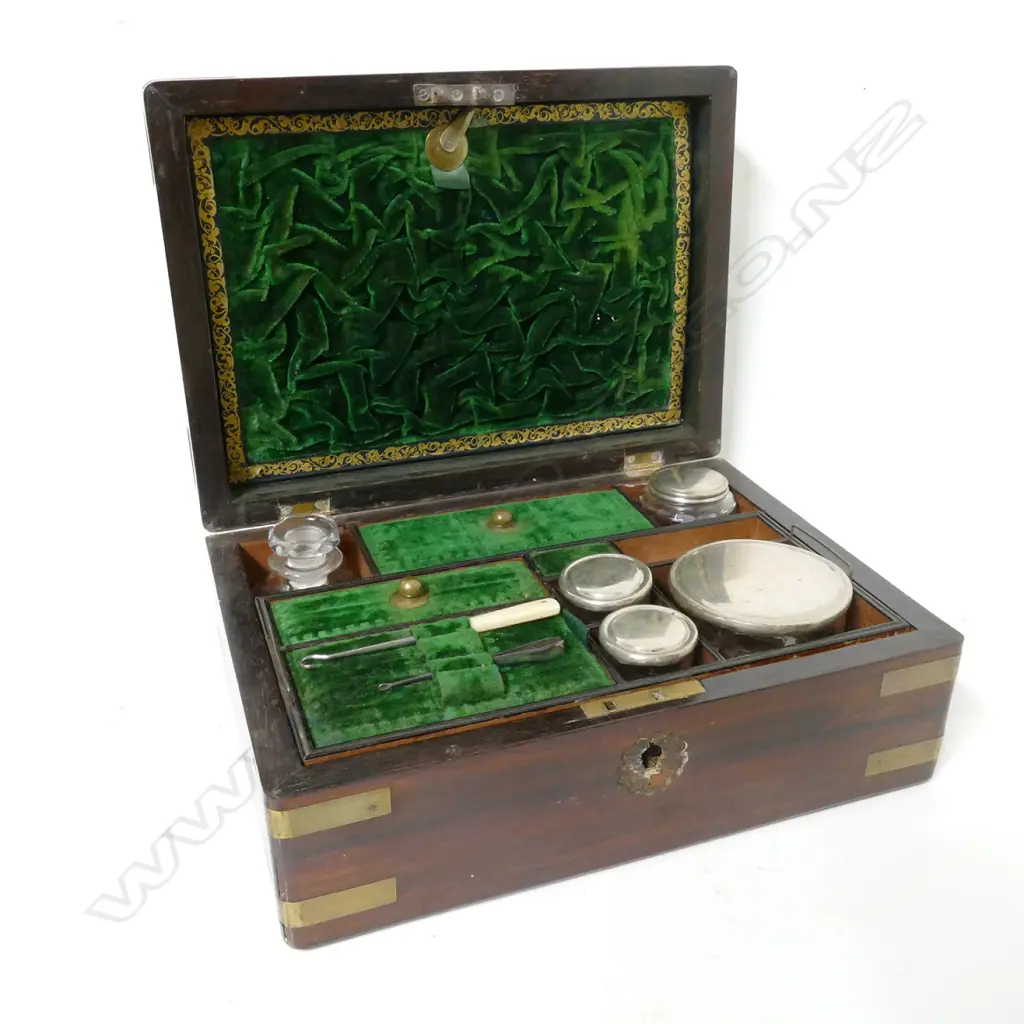 A Victorian rosewood dressing case Image 1++