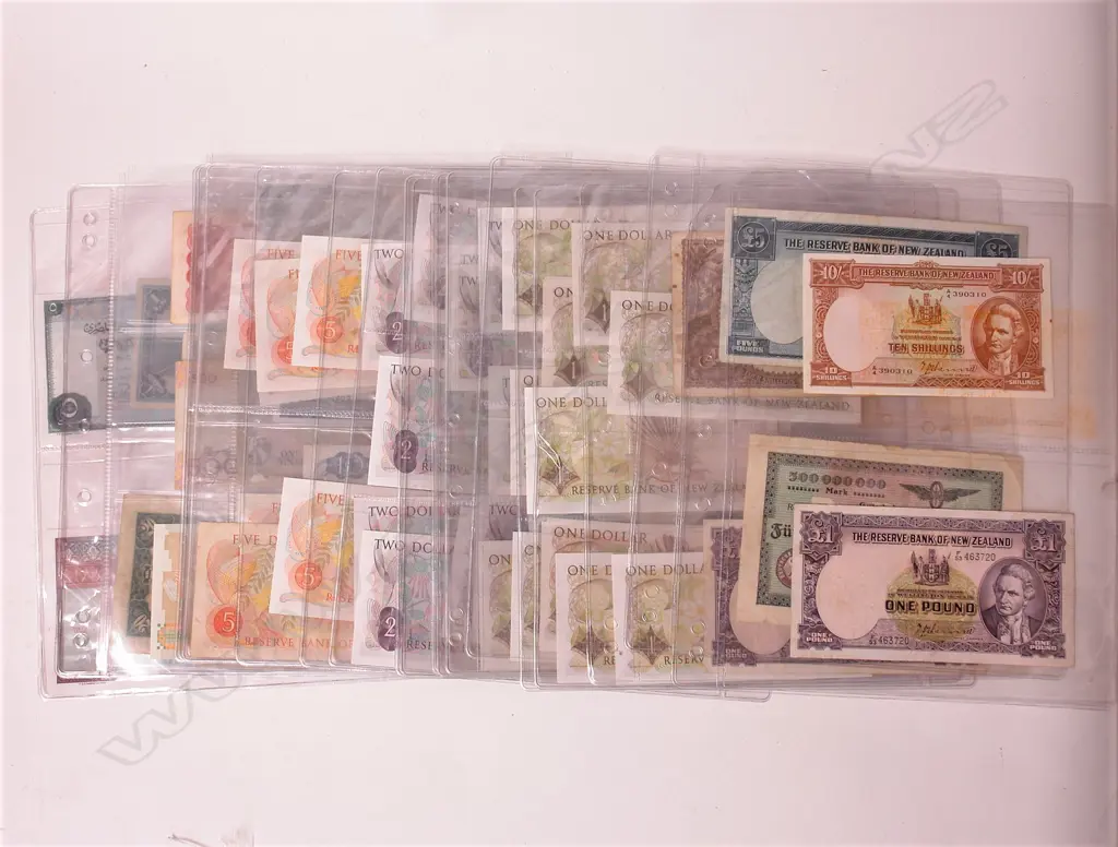 A large collection of vintage New Zealand and world bank notes Image 1++