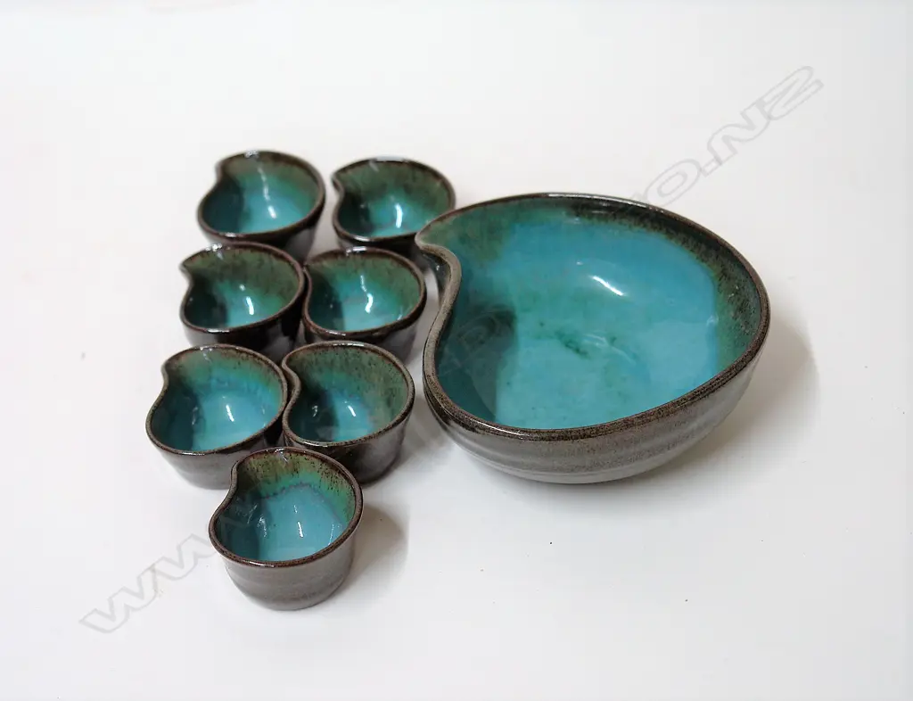An Elizabeth Lissaman eight-piece bowl set Image 1++