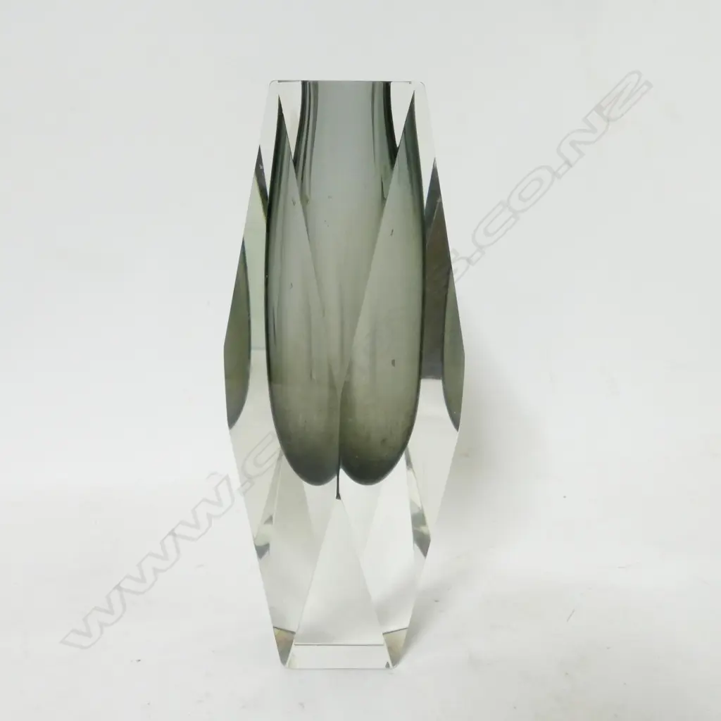 A Murano glass facet walled vase Image 1++