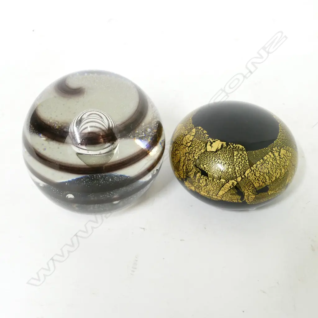 Two glass paperweights Image 1++