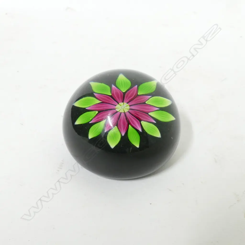 A Scottish Perthshire glass paperweight Image 1++