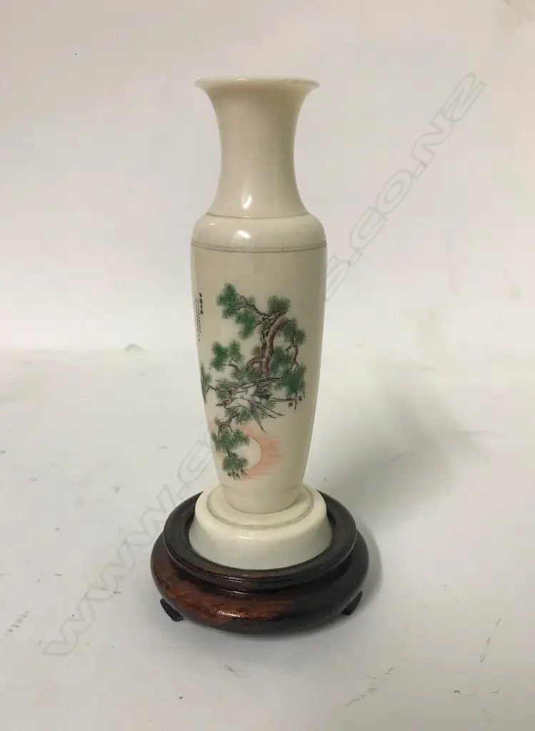 A small ivory vase Image 1++
