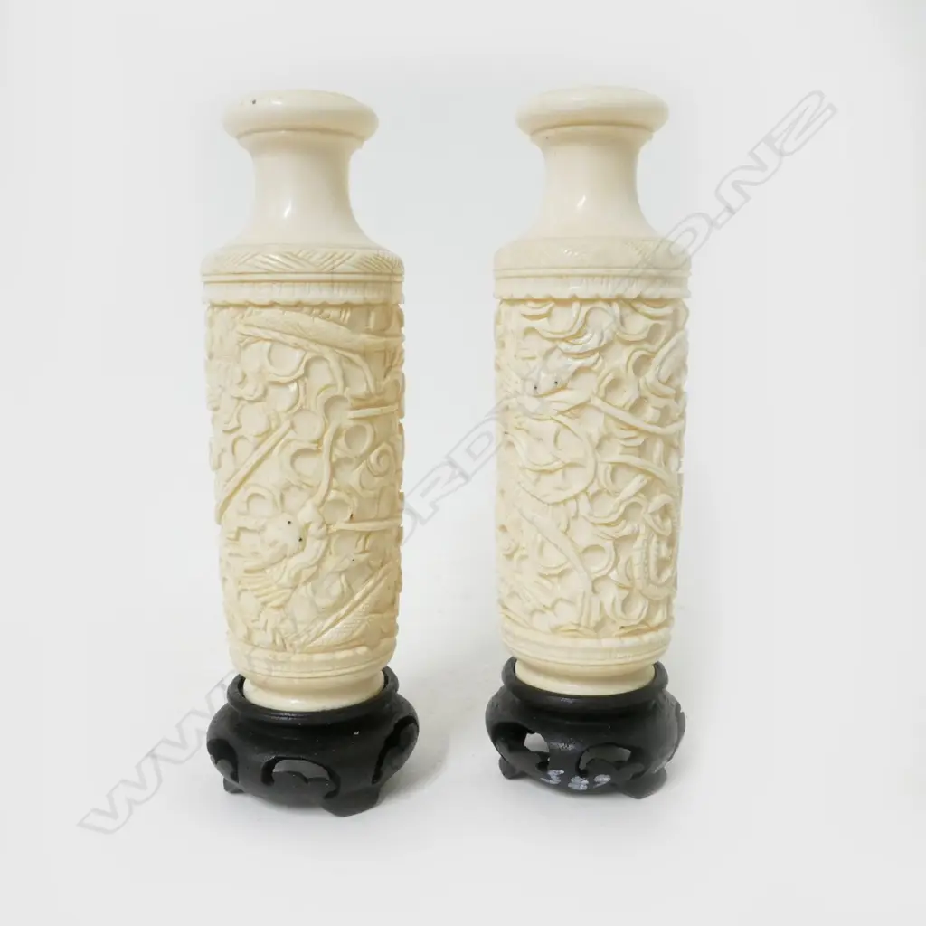 A pair of Chinese carved ivory vases Image 1++