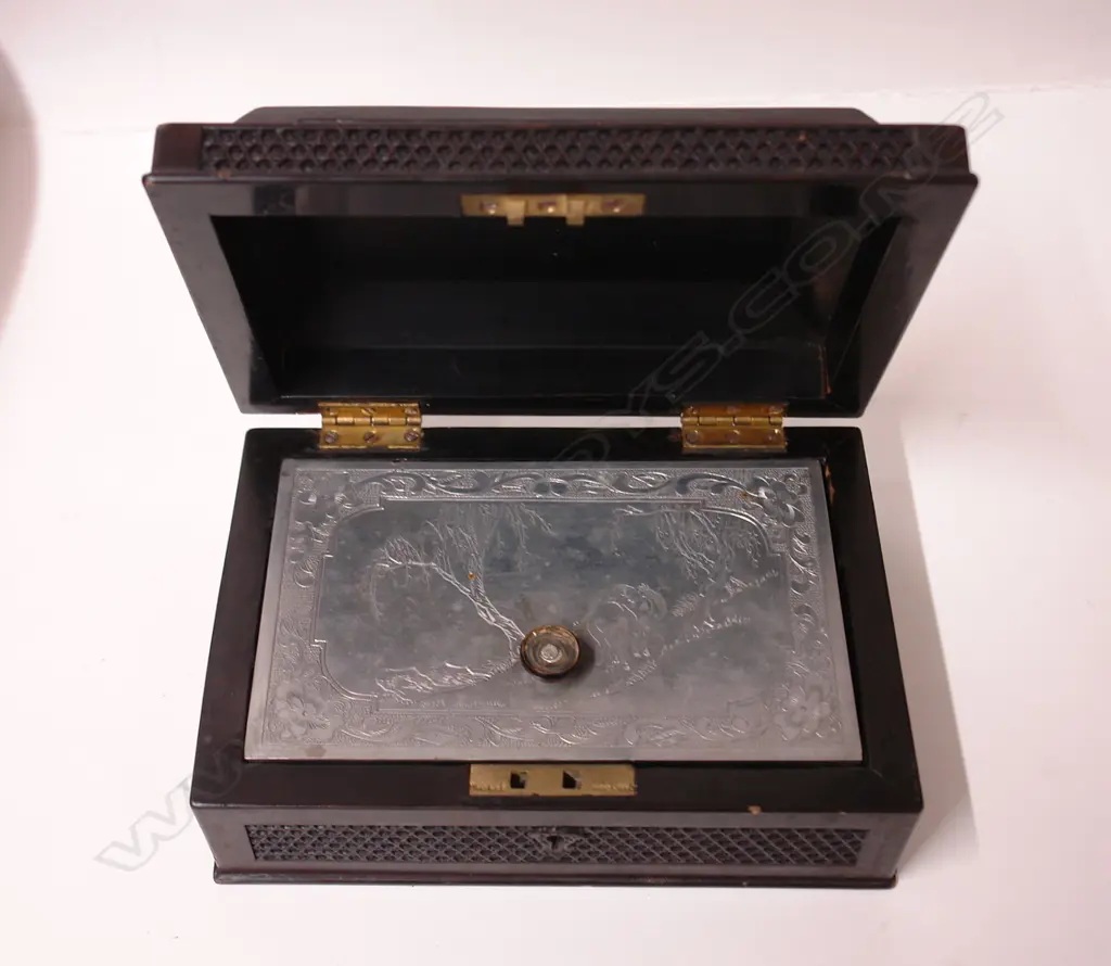 A late 19thC Oriental black lacquer finely decorated tea caddy Image 1++