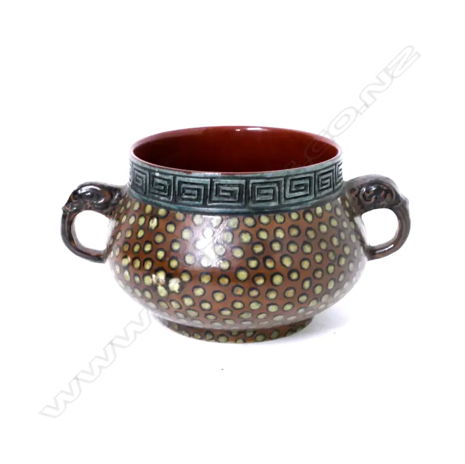 A Chinese porcelain two-handled cup Image 1++