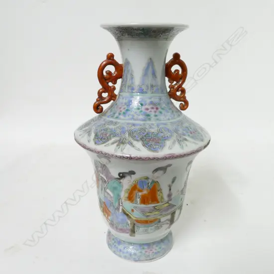 A Chinese porcelain vase