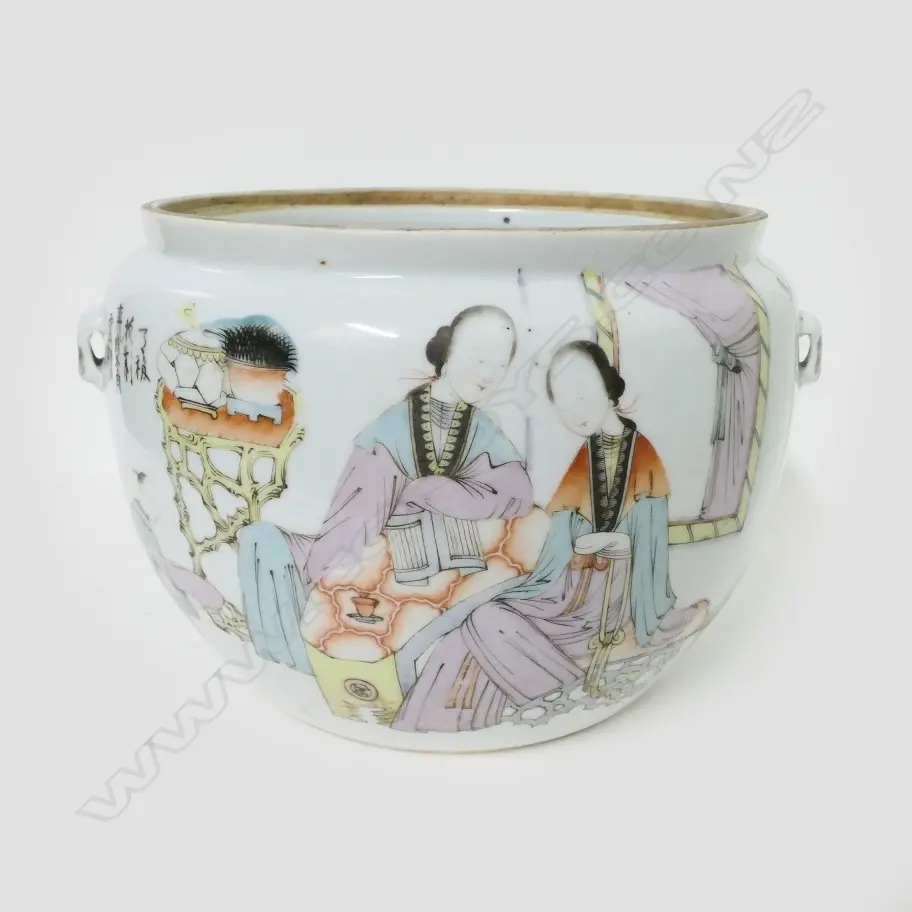 A Chinese porcelain jardiniere Image 1++