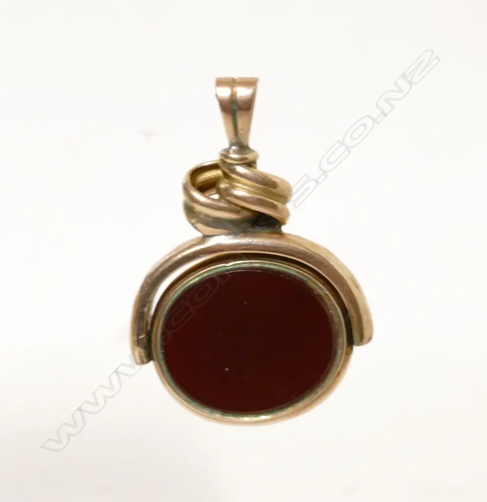 A 10ct. gold fob spinner Image 1++
