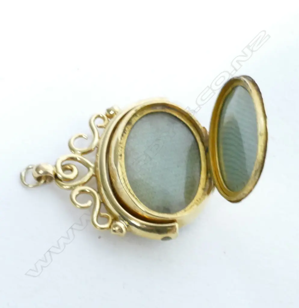 An 18ct. gold and bloodstone fob spinner Image 1++
