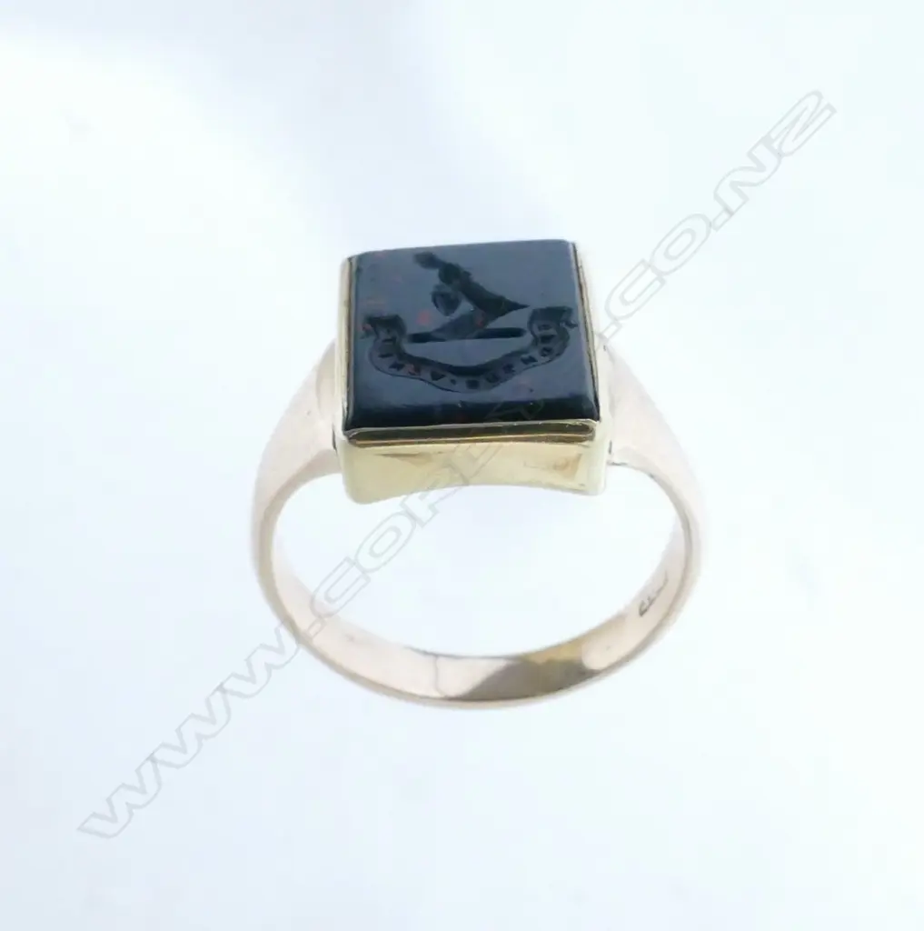 A 9ct. yellow gold heraldic seal ring Image 1++