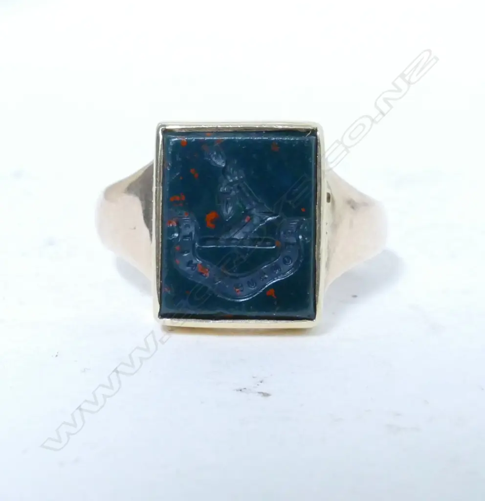 A 9ct. yellow gold heraldic seal ring Image 1++