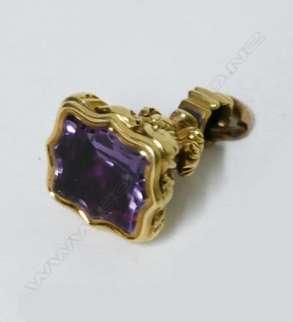 An antique 15ct. gold fob seal Image 1++