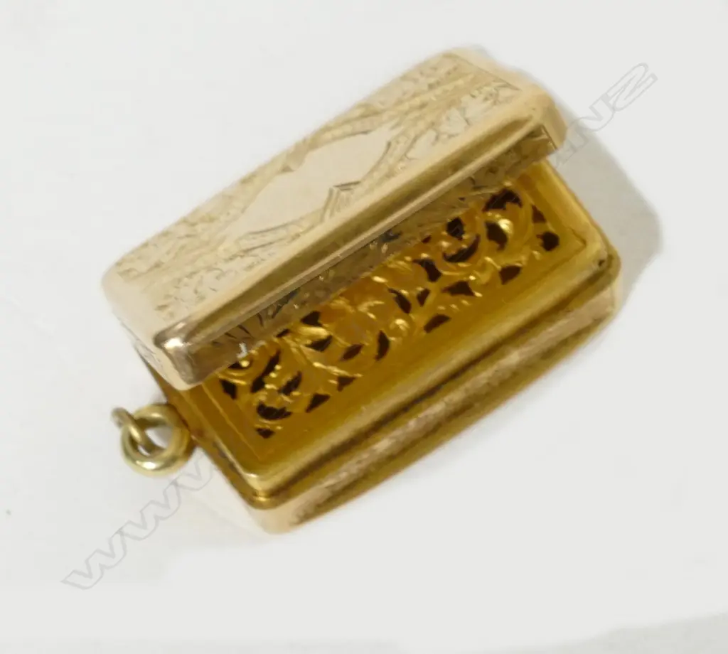 A rare 15ct. yellow gold vinaigrette Image 1++