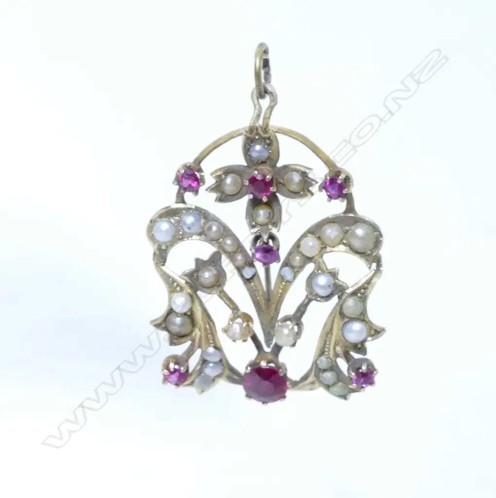 An Edwardian 15ct. yellow gold synthetic ruby and seed pearl pendant Image 1++