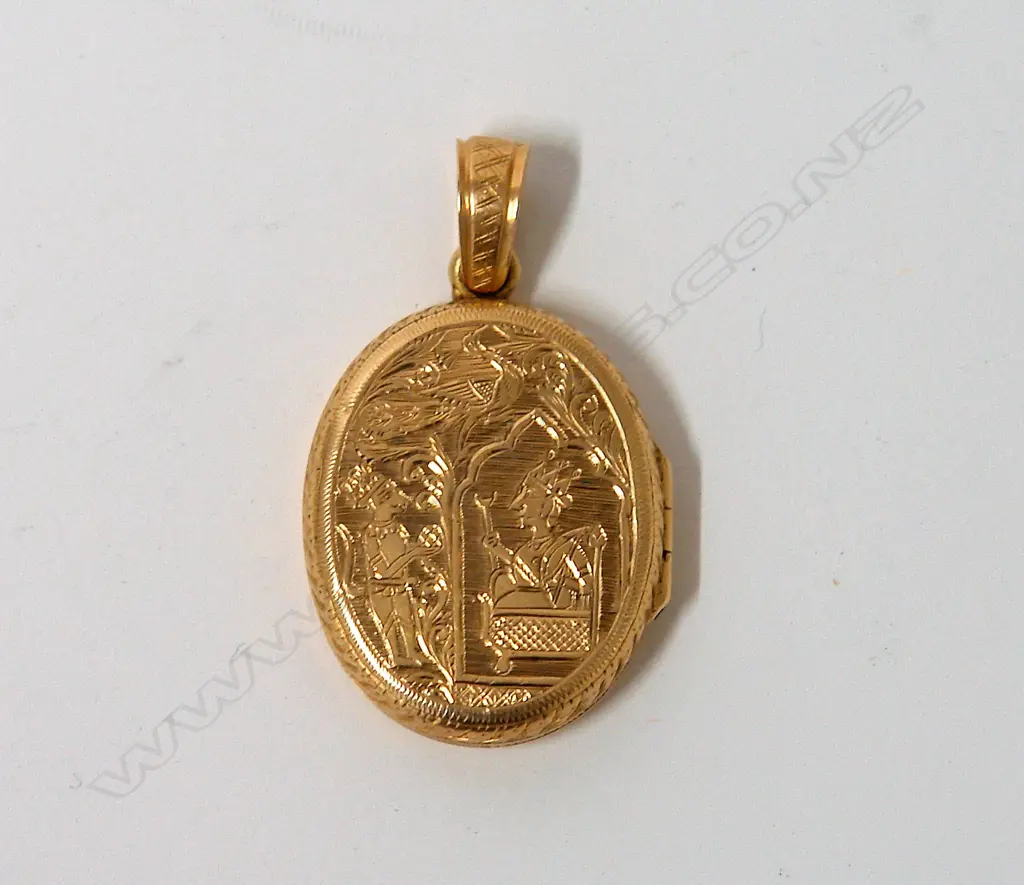 A late 19thC heavy oval gold locket Image 1++