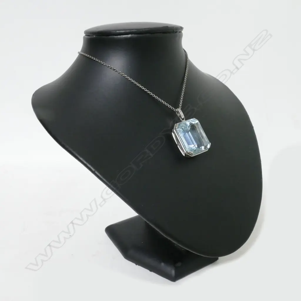 A vintage aquamarine pendant Image 1++