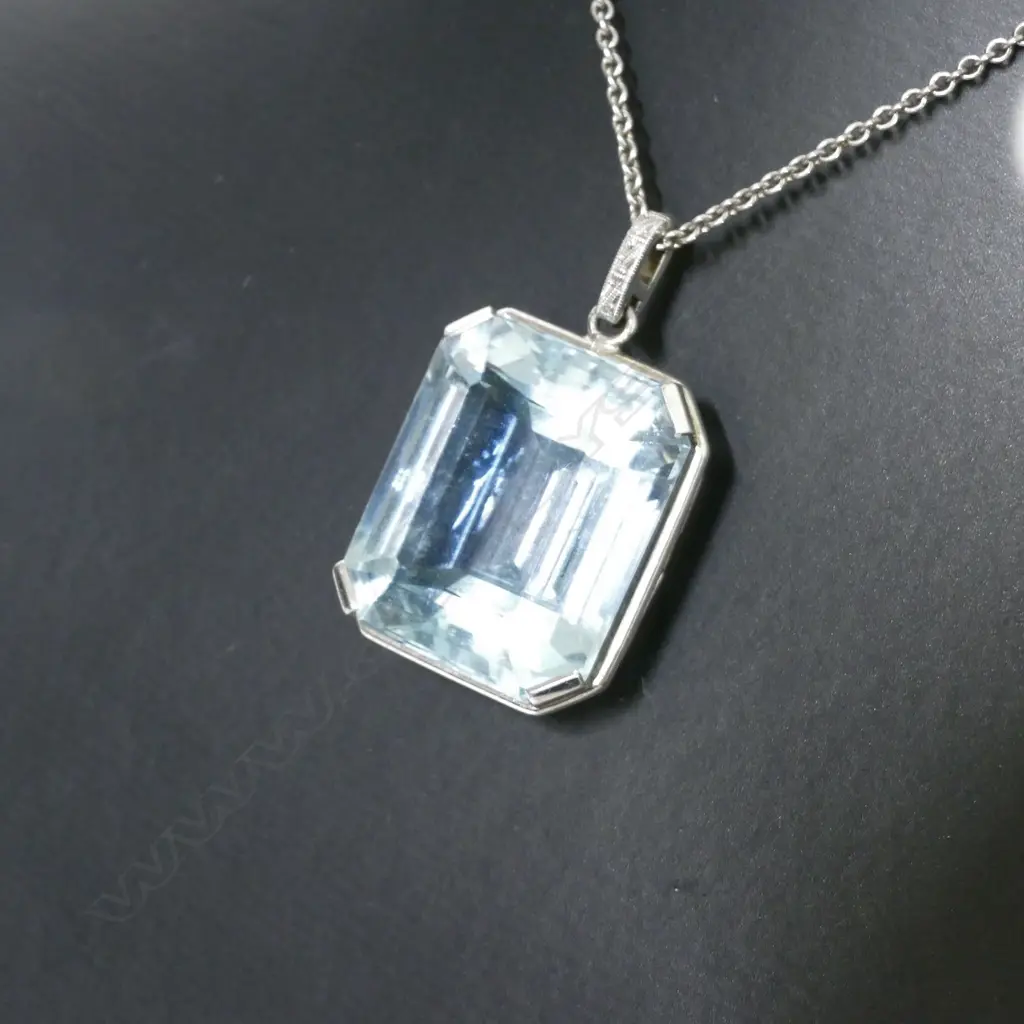 A vintage aquamarine pendant Image 1++