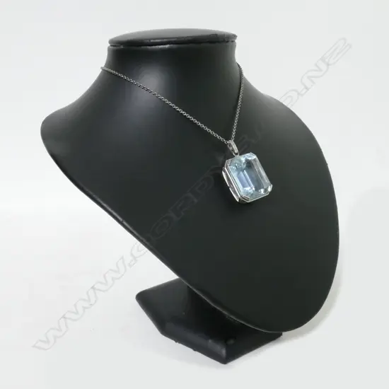 A vintage aquamarine pendant