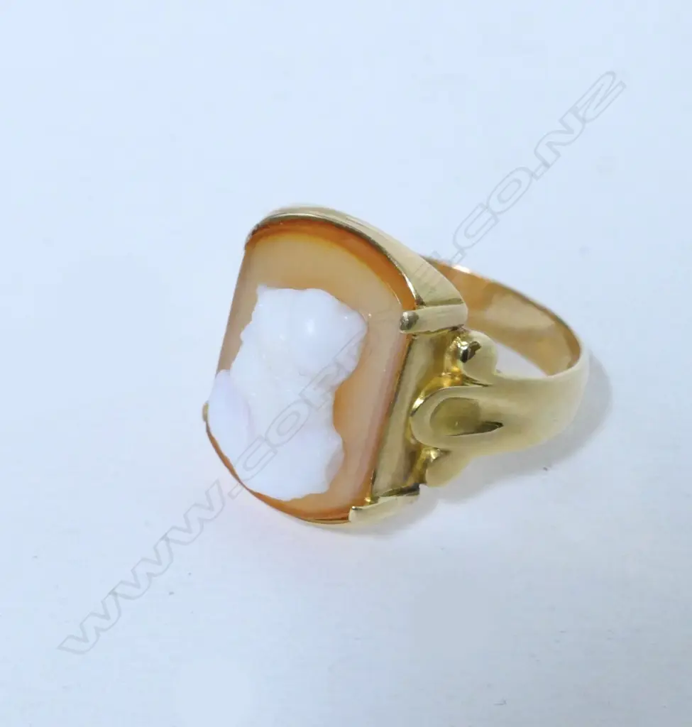 An 18ct. yellow gold and cameo ring Image 1++