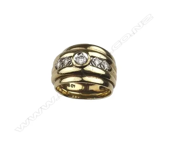 A 9ct. yellow gold set of three joined rings Image 1++