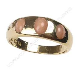 A vintage 18ct. yellow gold and coral set gypsy ring Image 1++