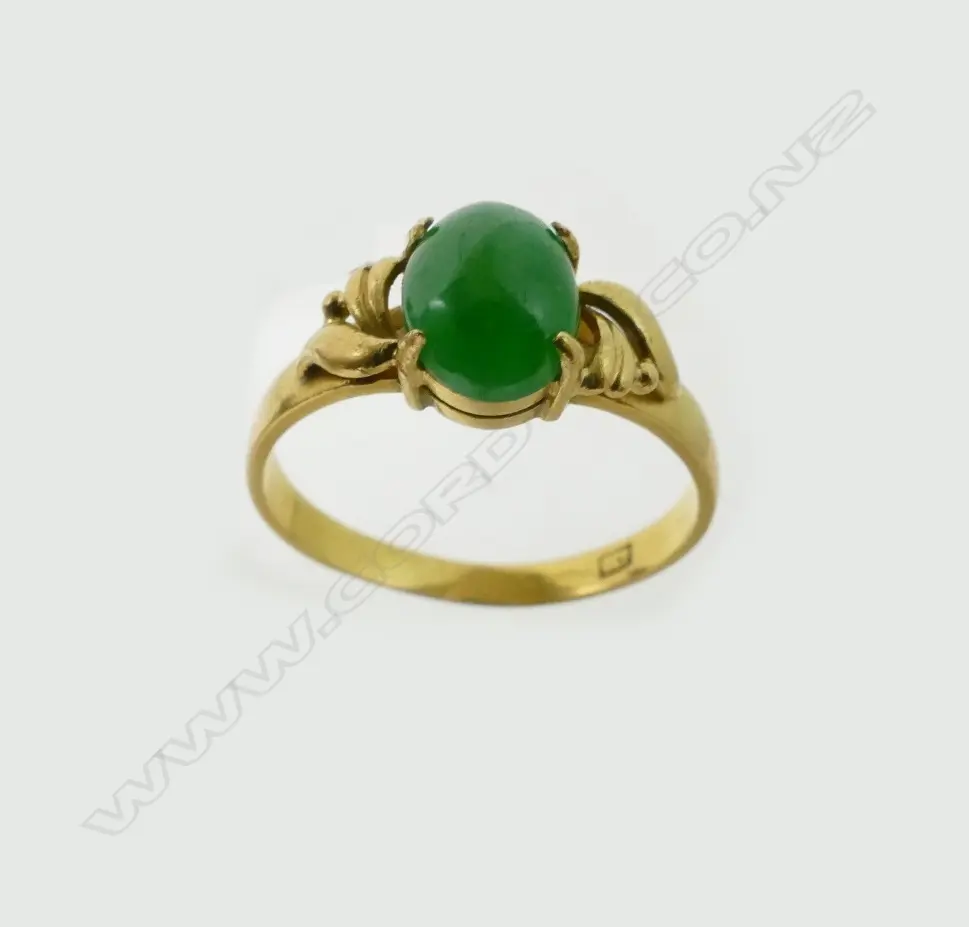 A 20ct. gold jadeite ring Image 1++