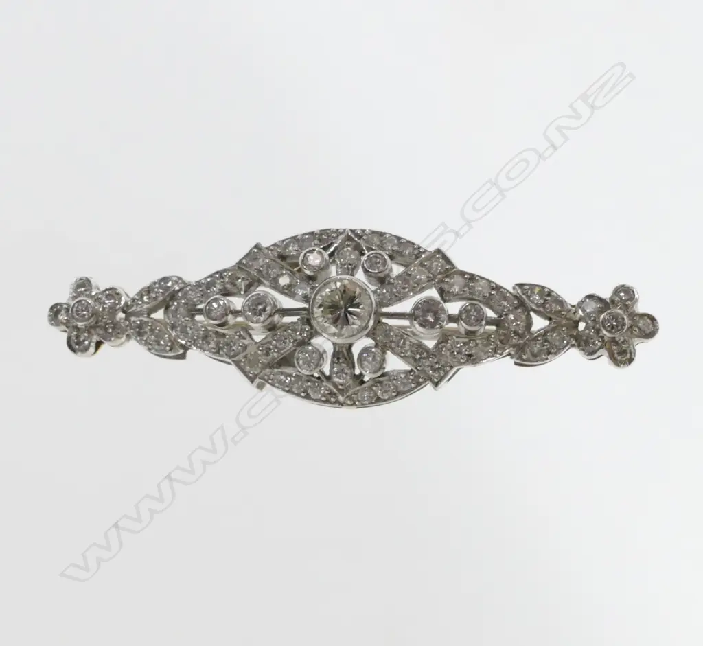 An Edwardian Belle Epoque style 18ct. white gold and diamond brooch Image 1++