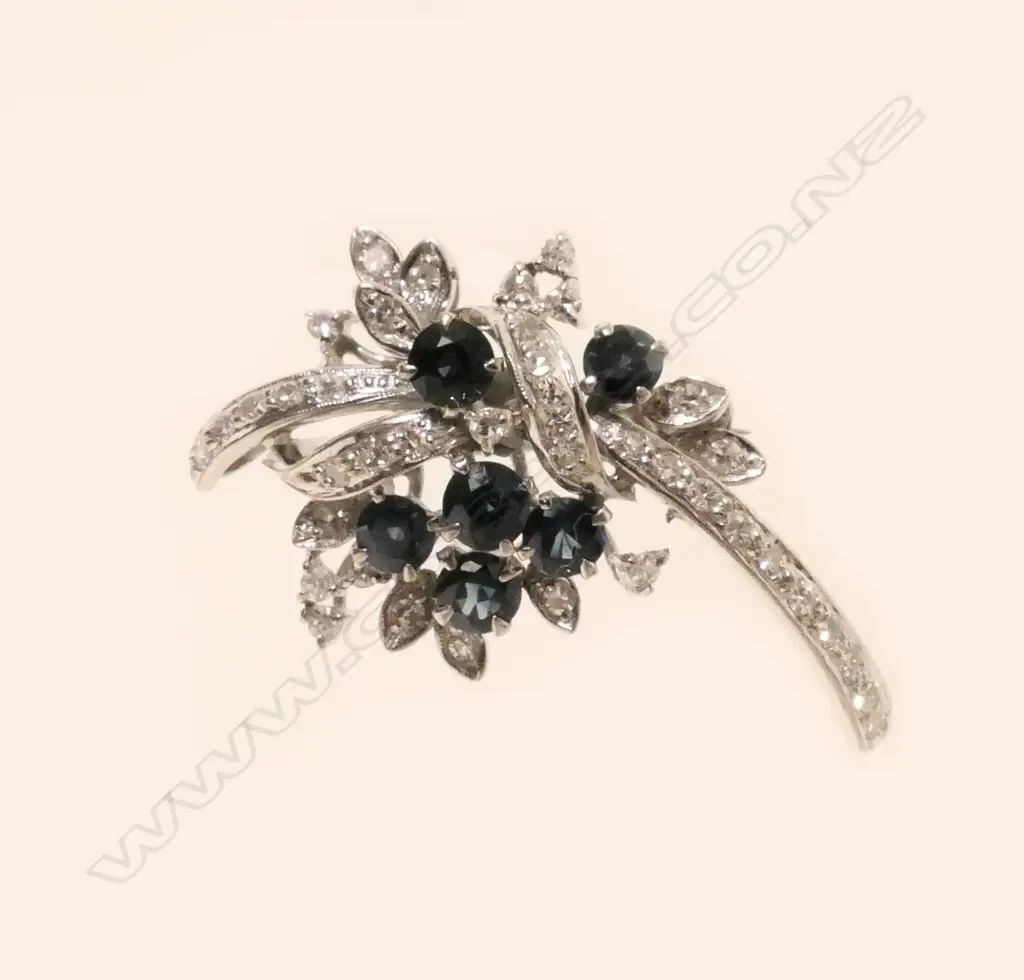 An elegant 14ct. white gold spray brooch Image 1++