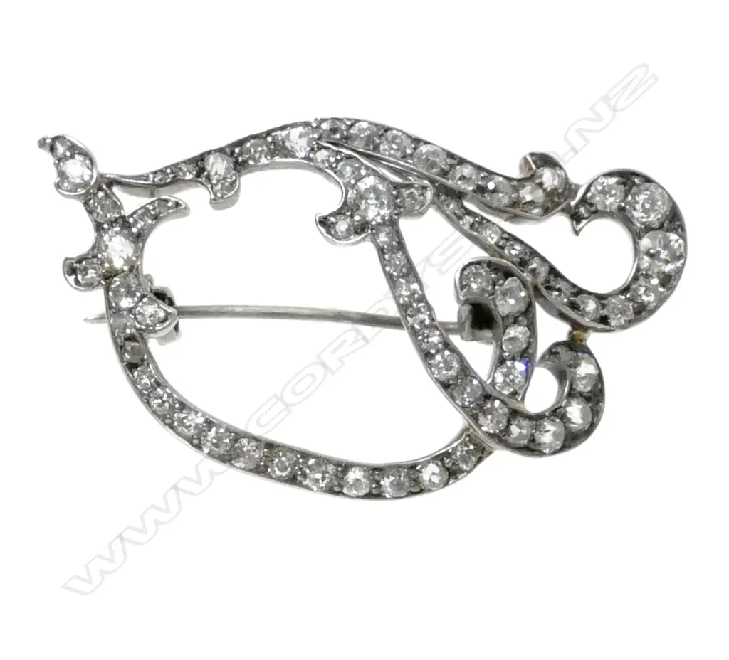 A Victorian 15ct. gold silver and diamond brooch Image 1++