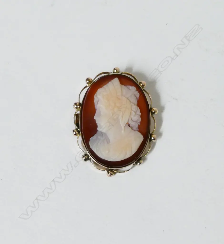 An antique 9ct. gold and agate cameo brooch Image 1++