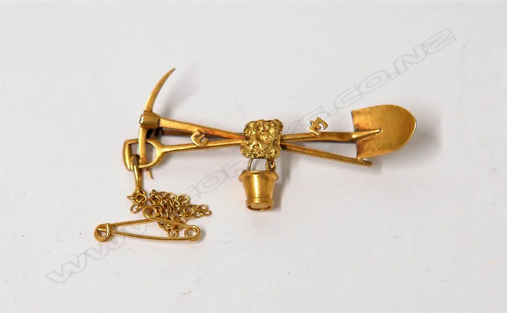 A late 19thC 15ct. yellow gold mining themed brooch Image 1++