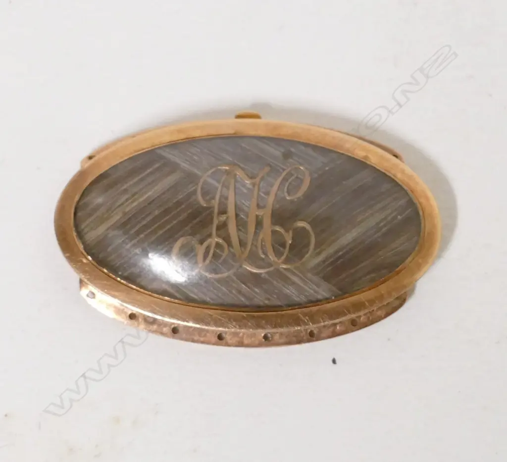 A George III 9ct. rose gold memoriam clasp fitting for multi-strand bracelet or necklace Image 1++