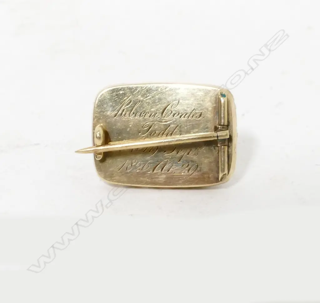 A William IV 15ct. yellow gold and black enamelled mourning brooch Image 1++