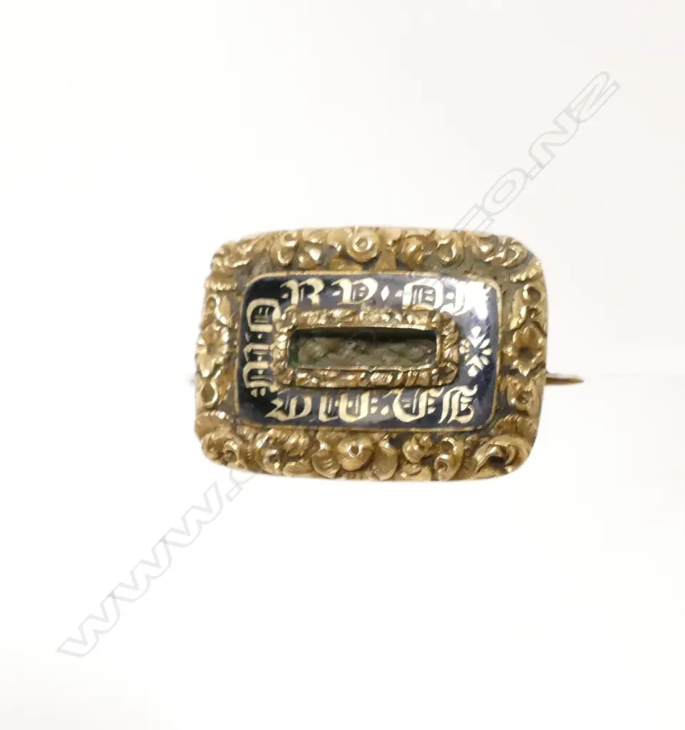 A William IV 15ct. yellow gold and black enamelled mourning brooch Image 1++