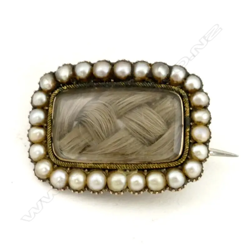 A George III gold and seed pearl mourning brooch Image 1++