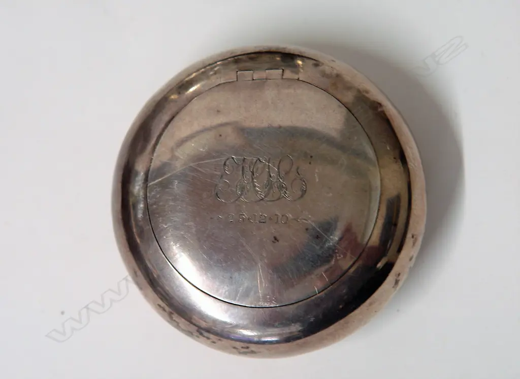 An Edwardian silver circular tobacco box Image 1++