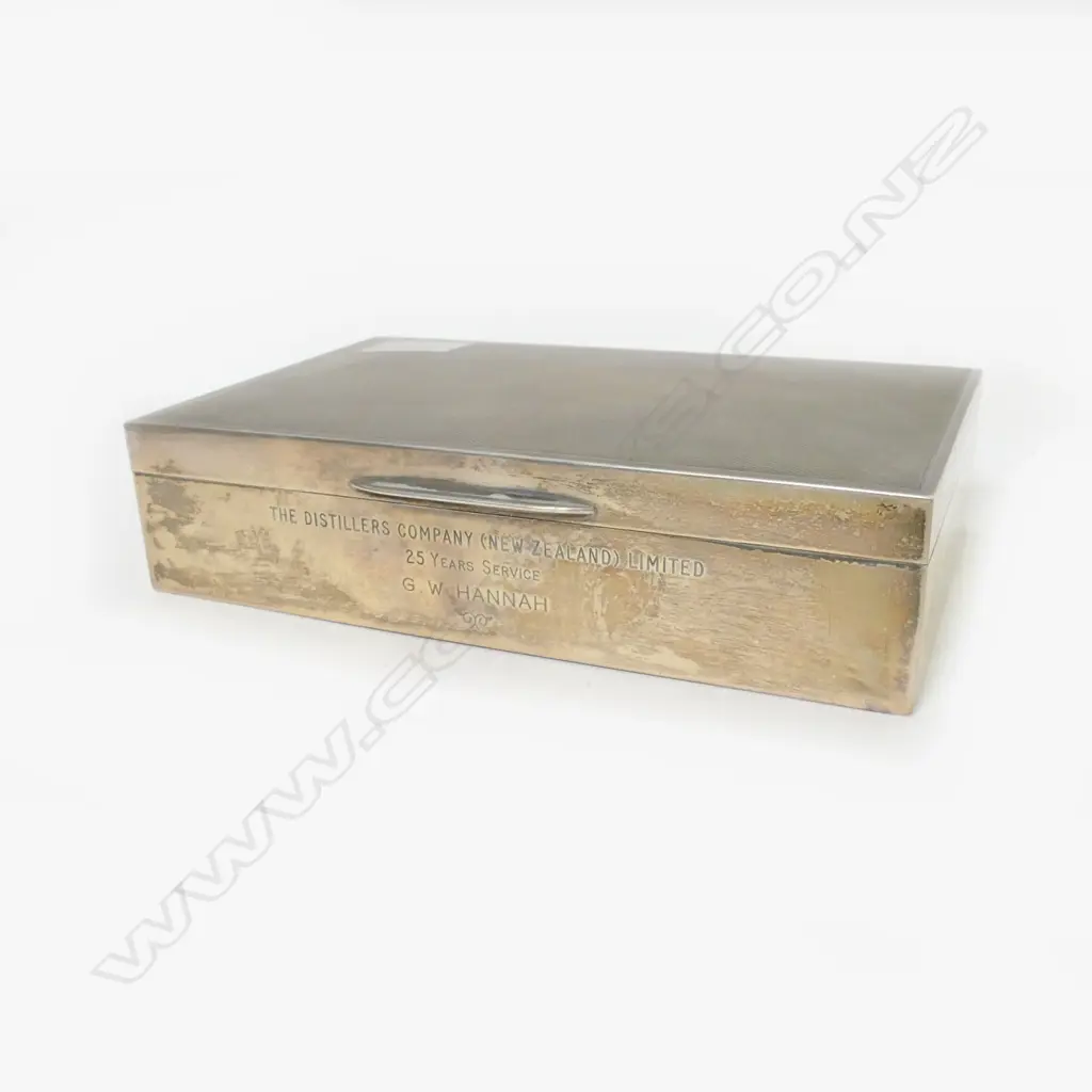 A silver cigarette box Image 1++