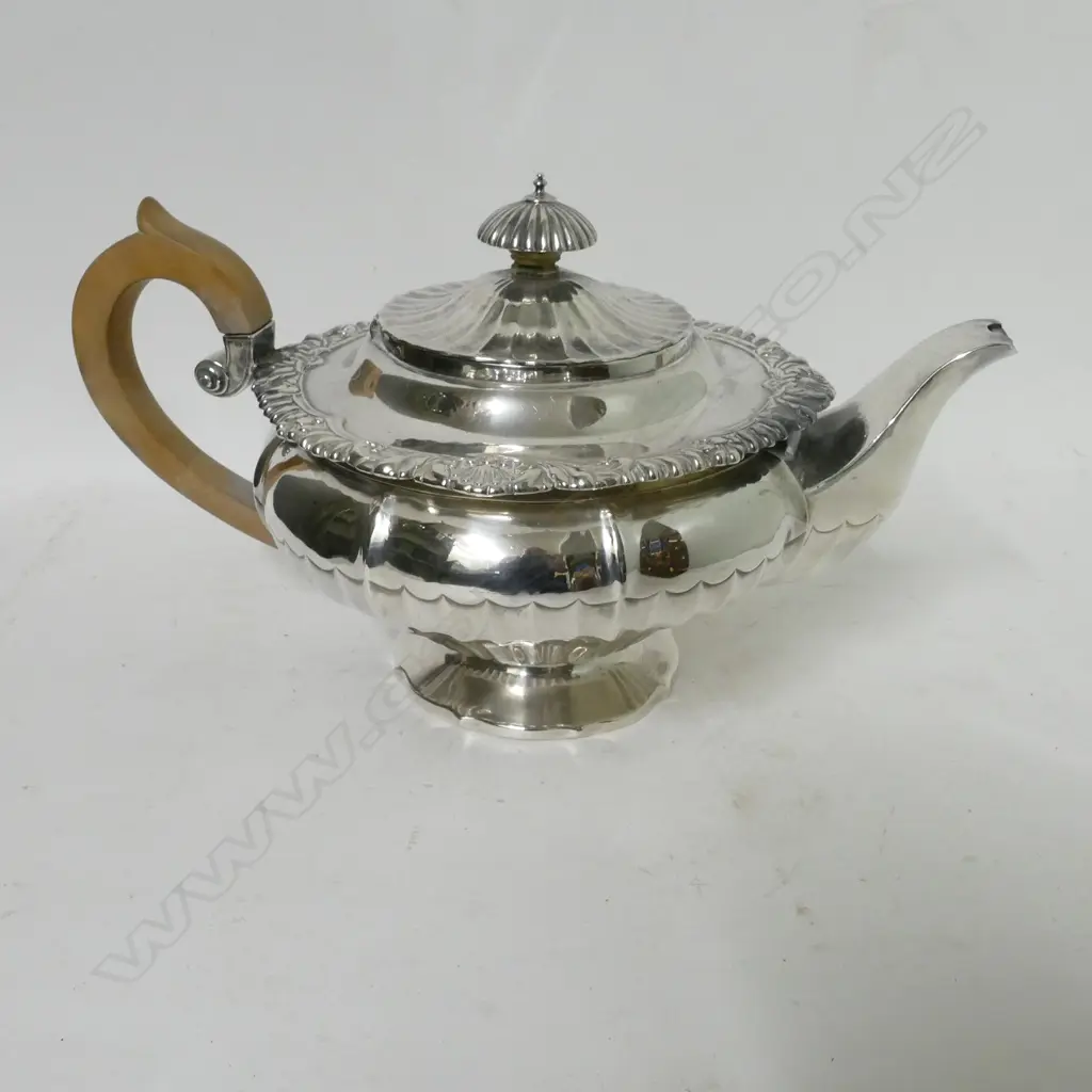 A George IV silver teapot Image 1++