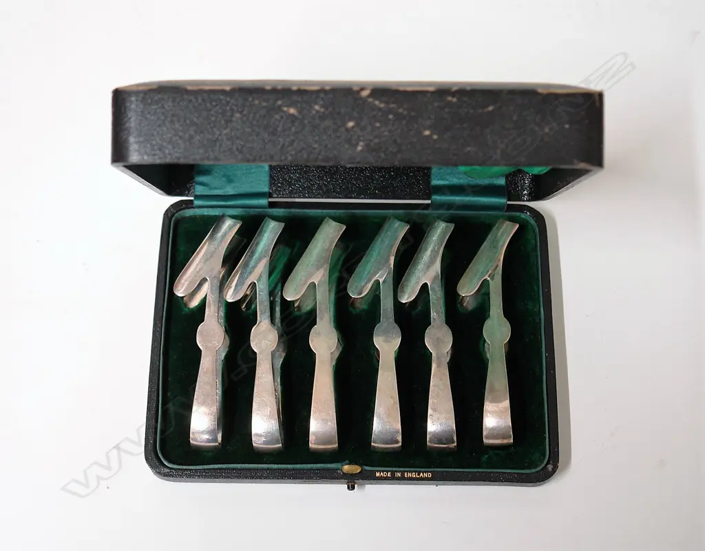 A cased set of six Edwardian silver asparagus tongs Image 1++