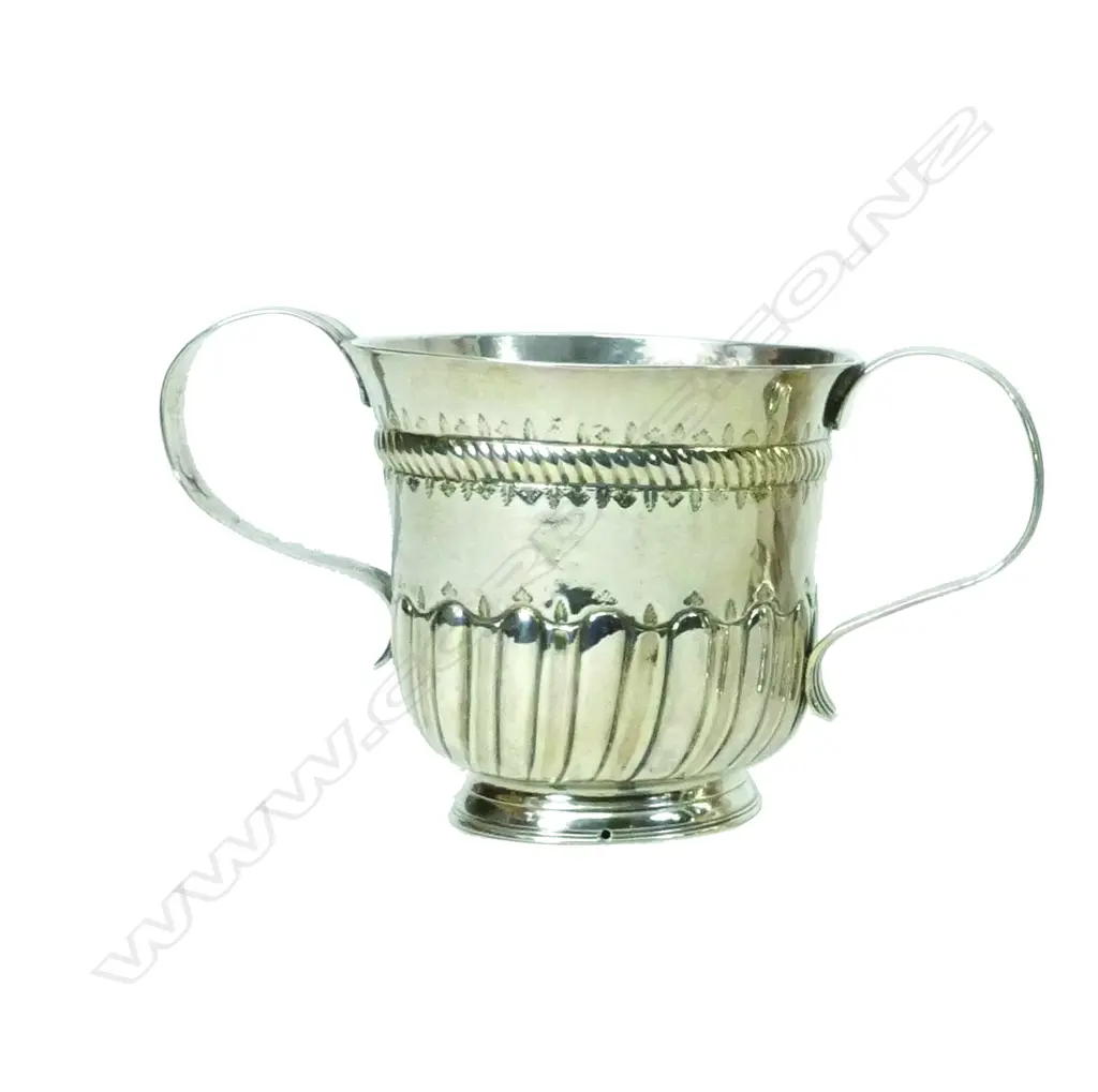 A George II silver porringer Image 1++