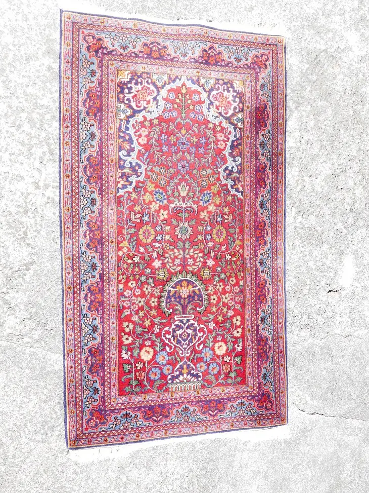 A finely hand knotted Persian prayer rug Image 1++