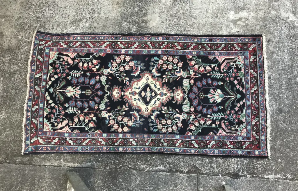 An Iranian Hamadan seccade runner Image 1++