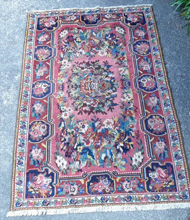 An Iranian Bakhtiari hand knotted carpet Image 1++