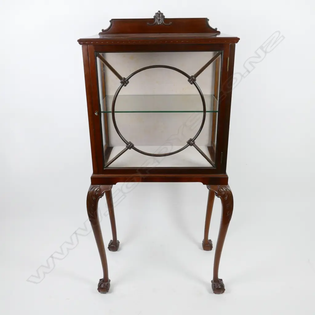 A small mahogany vitrine Image 1++